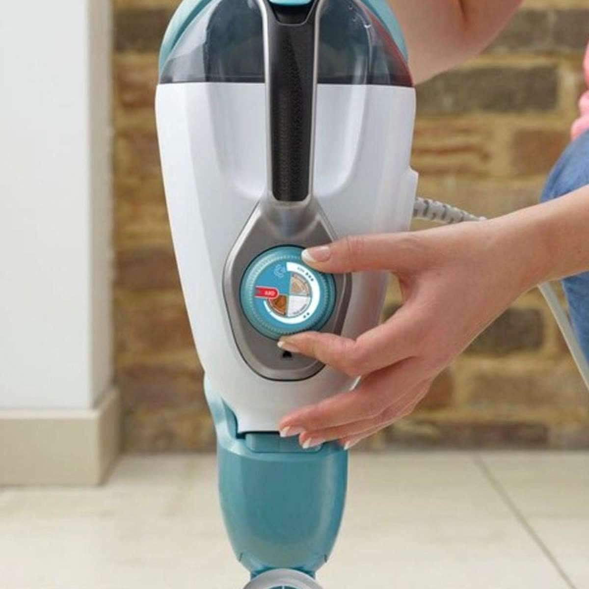 Black & Decker 1600W 2in1 SteamMop with Delta Head, SteaMitt and 15